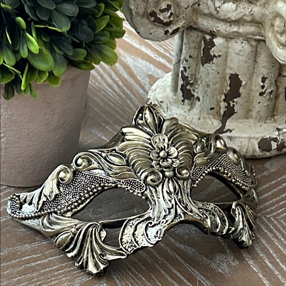 NEW! Vintage Inspired Metallic Gold & Black Masquerade Ball Ornate Resin Mask